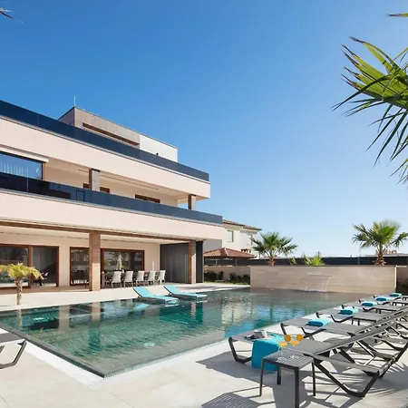 Вилла Malibu Royal - Luxury With Pool & Вир